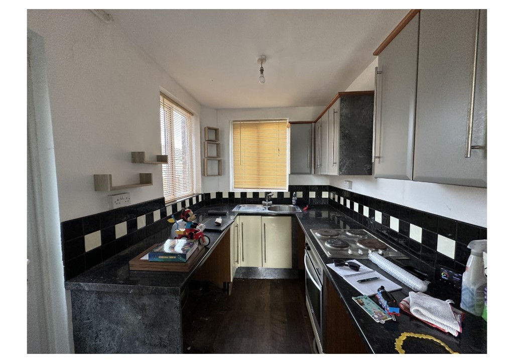 Lot: 171 - SEMI-DETACHED HOUSE WITH GARDEN TO FRONT AND REAR - Kitchen
